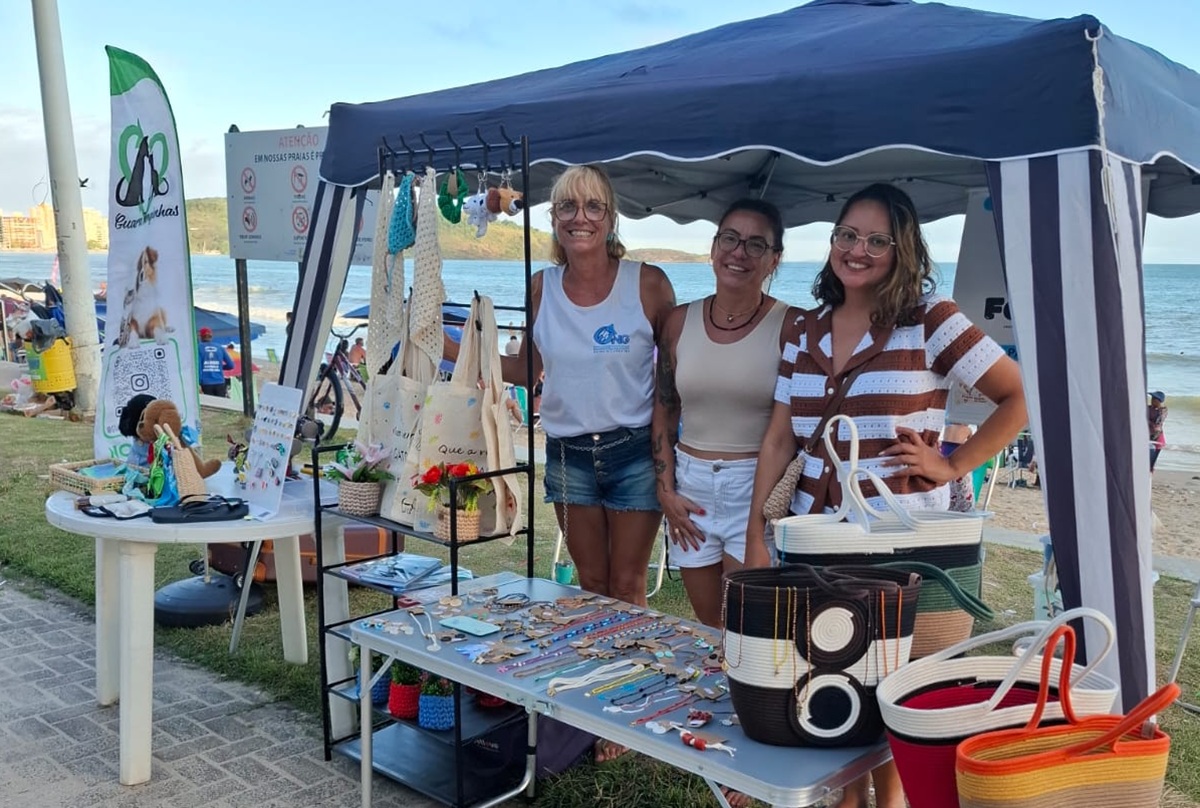 ONGs montam tenda de artesanato na Praia do Morro em prol dos animais carentes de Guarapari