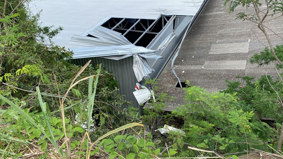 Avião faz pouso forçado e cai em galpão de Guarapari