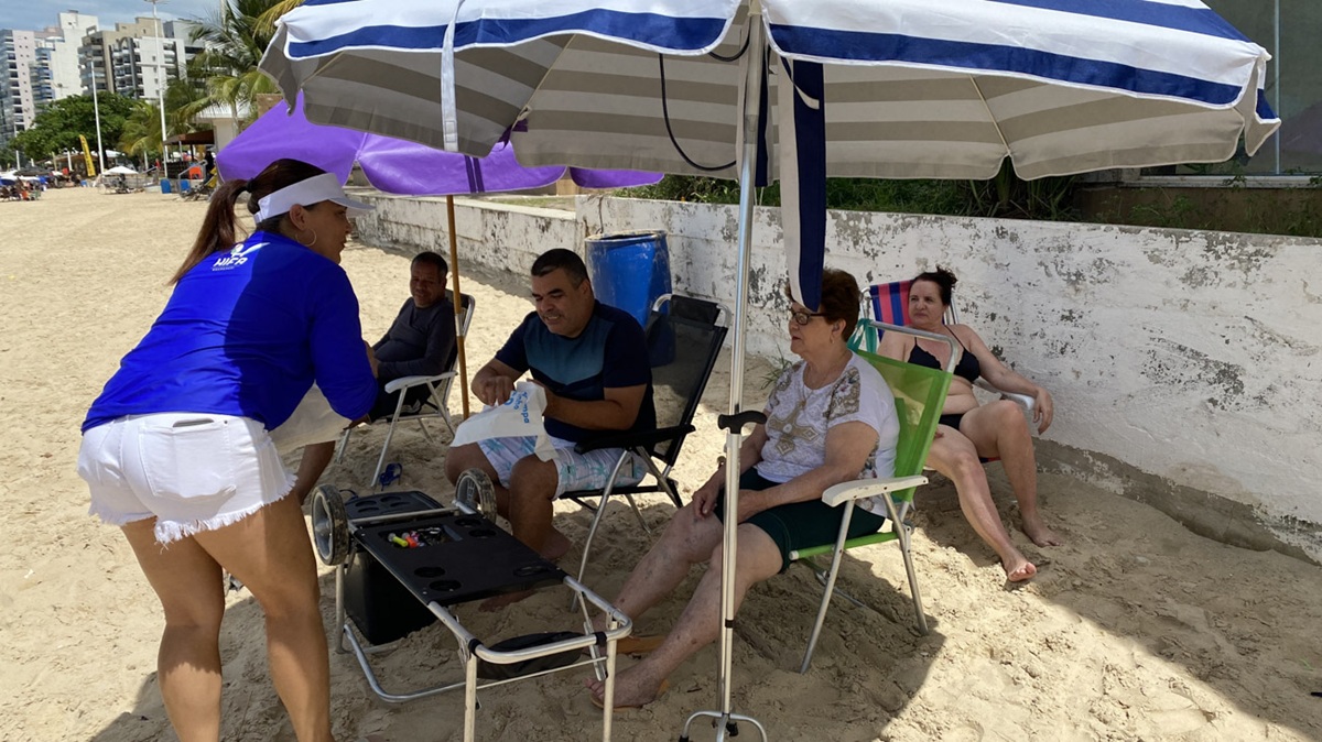 Ação do Hifa Guarapari distribui mil sacolinhas de lixo na Praia do Morro