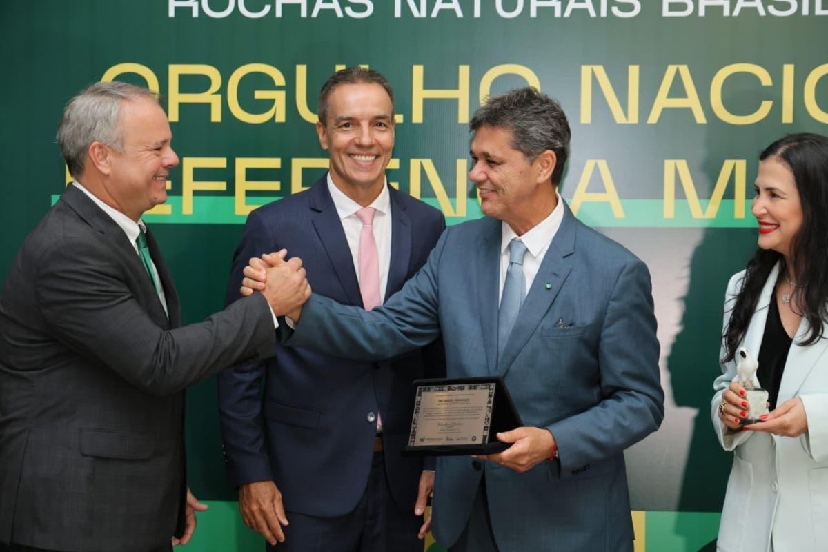 Ferraço é homenageado e reconhecido por atuação estratégica no setor de rochas naturais