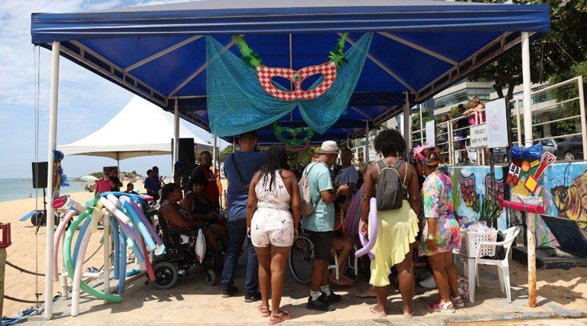 É Carnaval! Projeto Praia Legal em Vila Velha promove banho de mar à fantasia