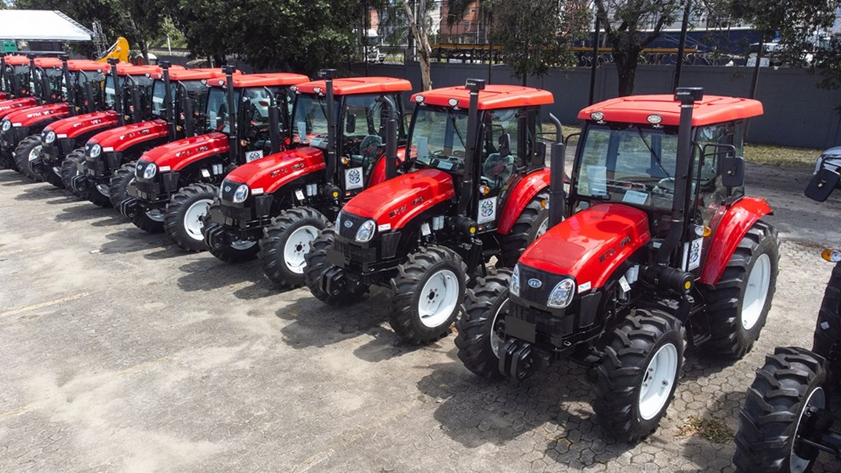 Governo do ES faz entrega de máquinas e equipamentos agrícolas a municípios