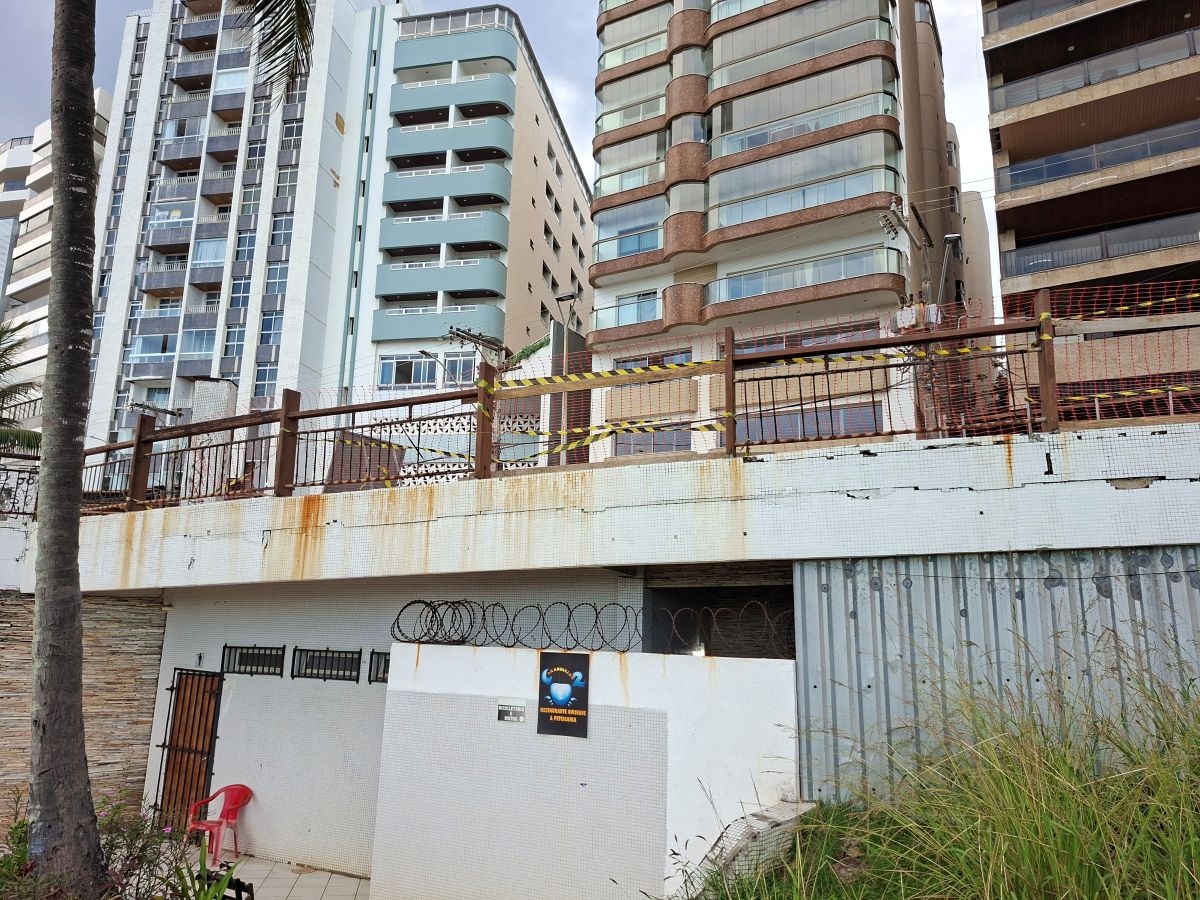 Guarapari: idoso cai de mirante após guarda-corpo ceder na Praia dos Namorados