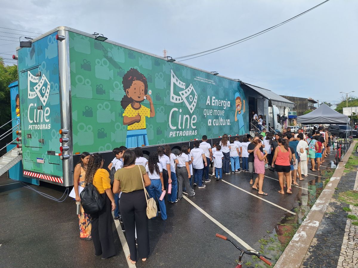 Carreta do Cine Petrobras leva cinema gratuito para Anchieta